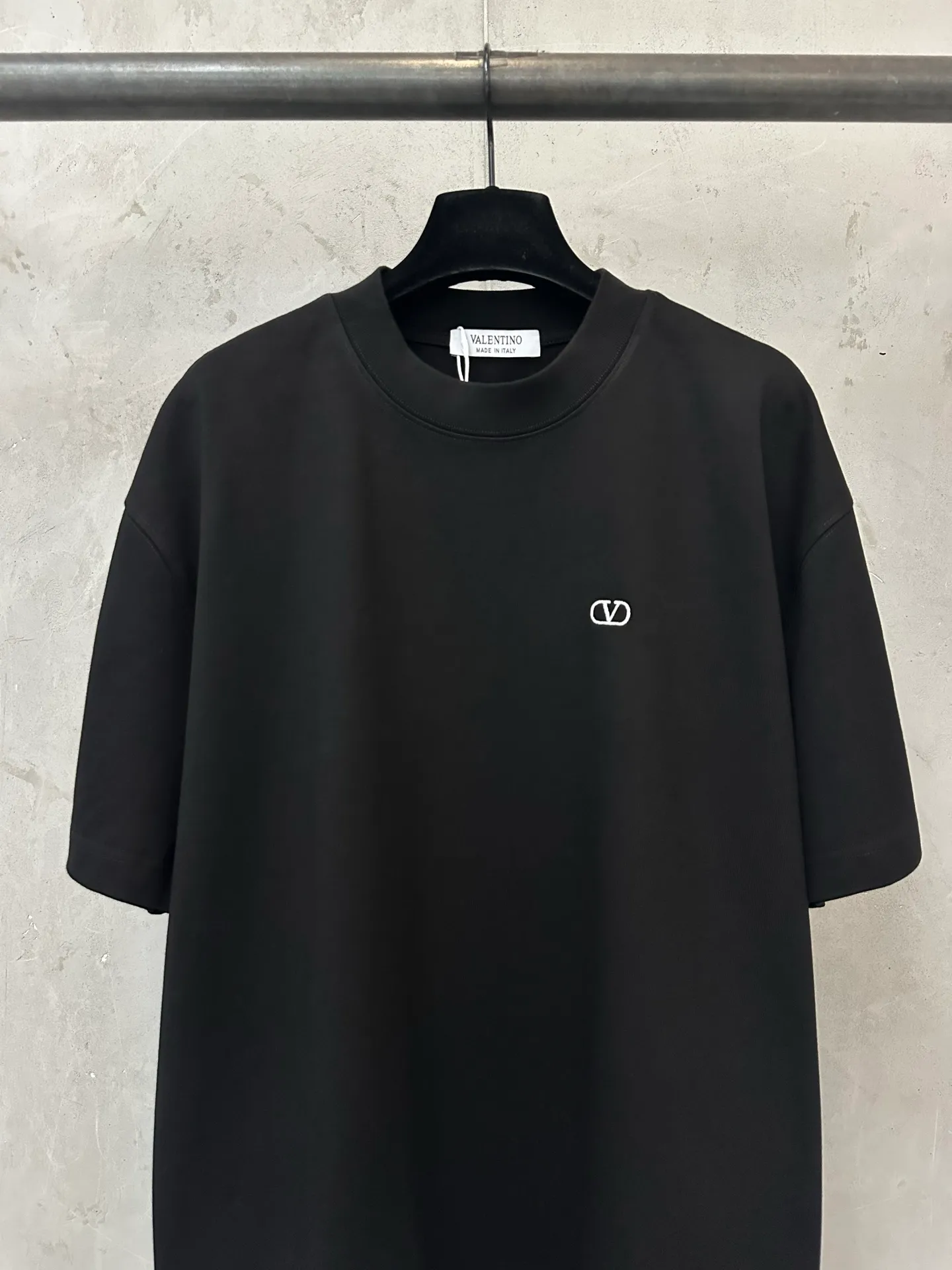 Summer New Arrival heavyweight 400g short-sleeved VALENTINO 2ss small logo embroidered short-sleeved T-shirt Fabric: Made of high-definition super heavyweight cotton double yarn compact Xinjiang cotton, weight 400g, with 2*2 Salona rib 420g, clean cloth surface, clear cloth texture, tight feel, stiff, high color fastness, no shape change, no Color Change, custom hardware, thread, accessories Matching version, men and women, Same Style -Color: Black White Blue -Size: XS S M L XL